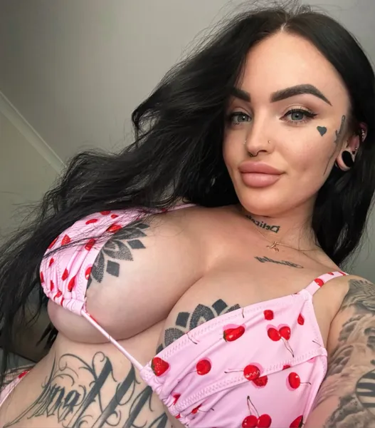 Tattooed brat 💕 - Onlyfans